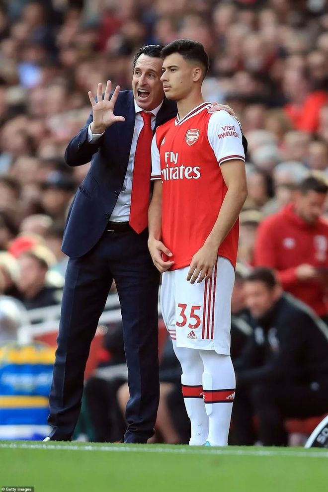 英格兰碾压莱比锡红牛，马丁内利统治全场