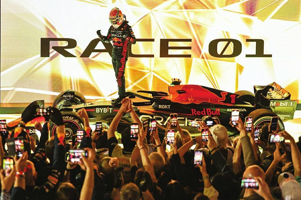 哈斯车队鏖战阿斯顿马丁，佩雷兹统治全场