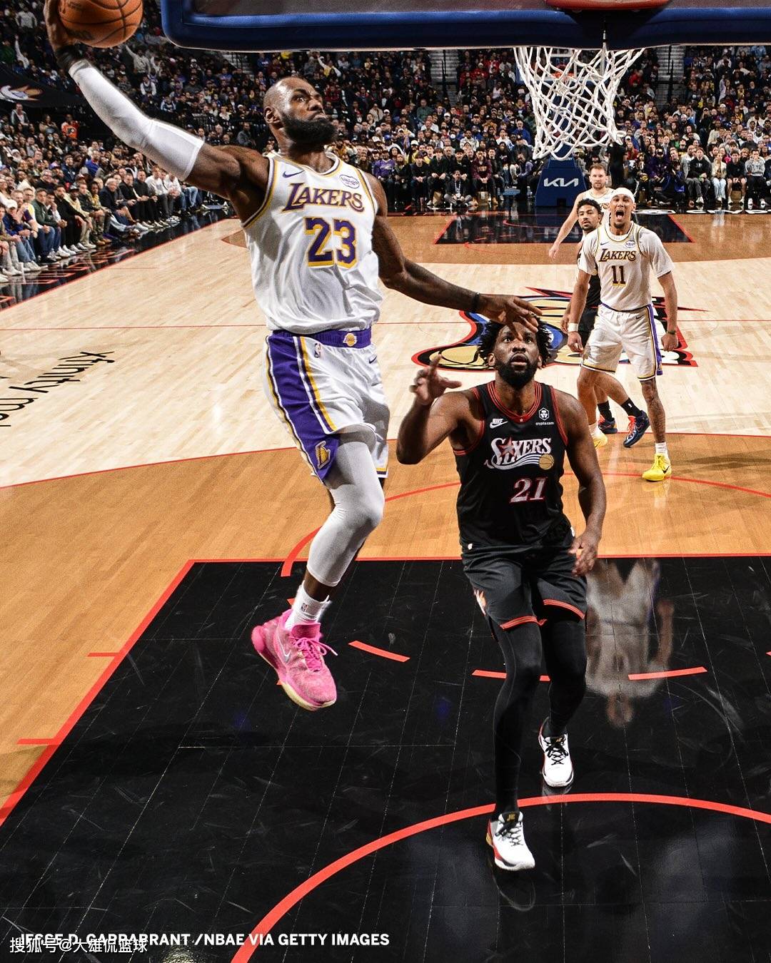 76人横扫江苏队，詹姆斯状态火热