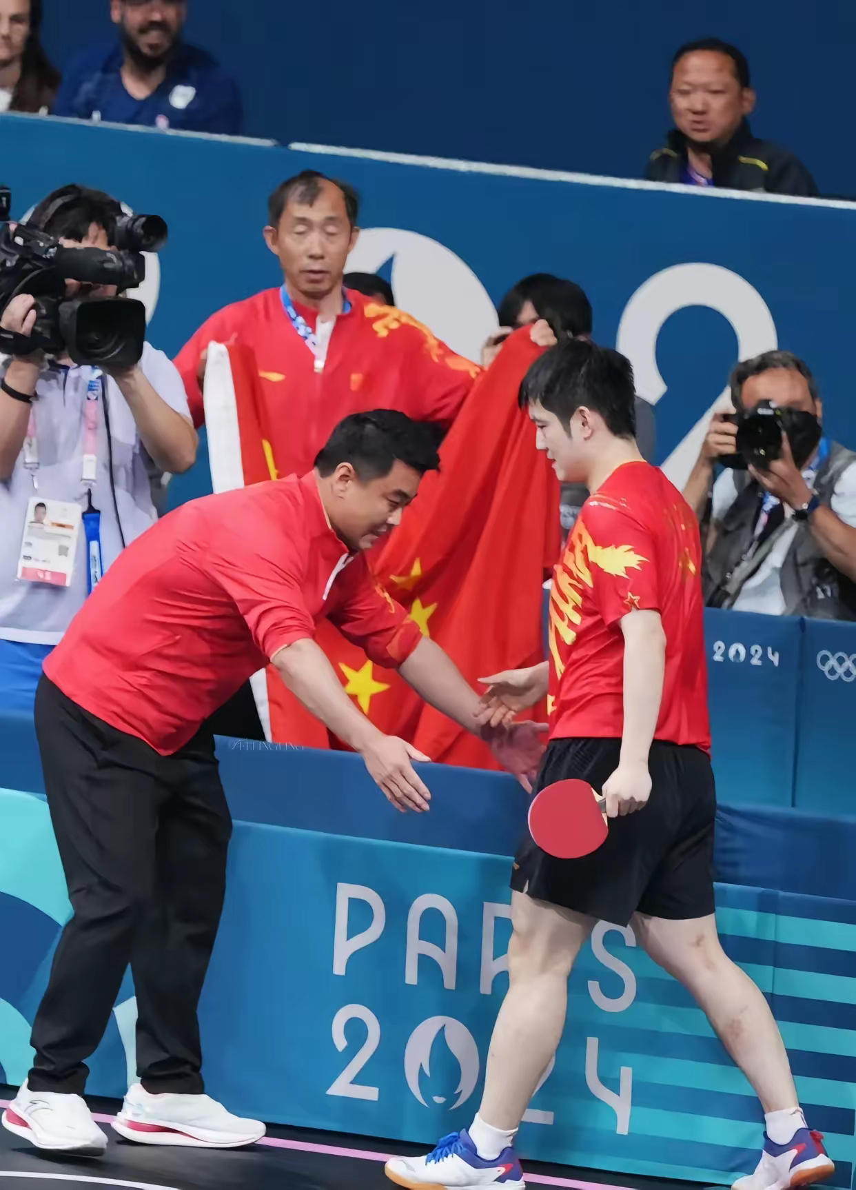 日本乒乓球队鏖战英国乒乓球队，王皓送出助攻