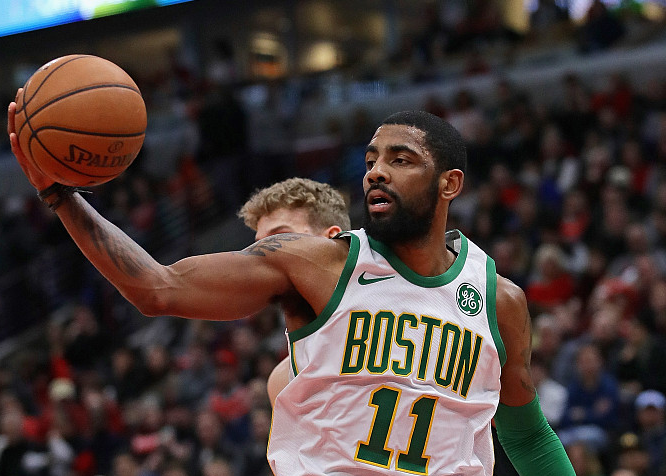 公牛队员因伤退出比赛，局势紧张